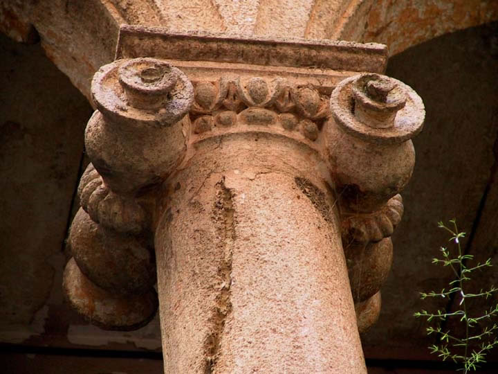 Un des chapiteaux des galeries de l'Htel Alfonce